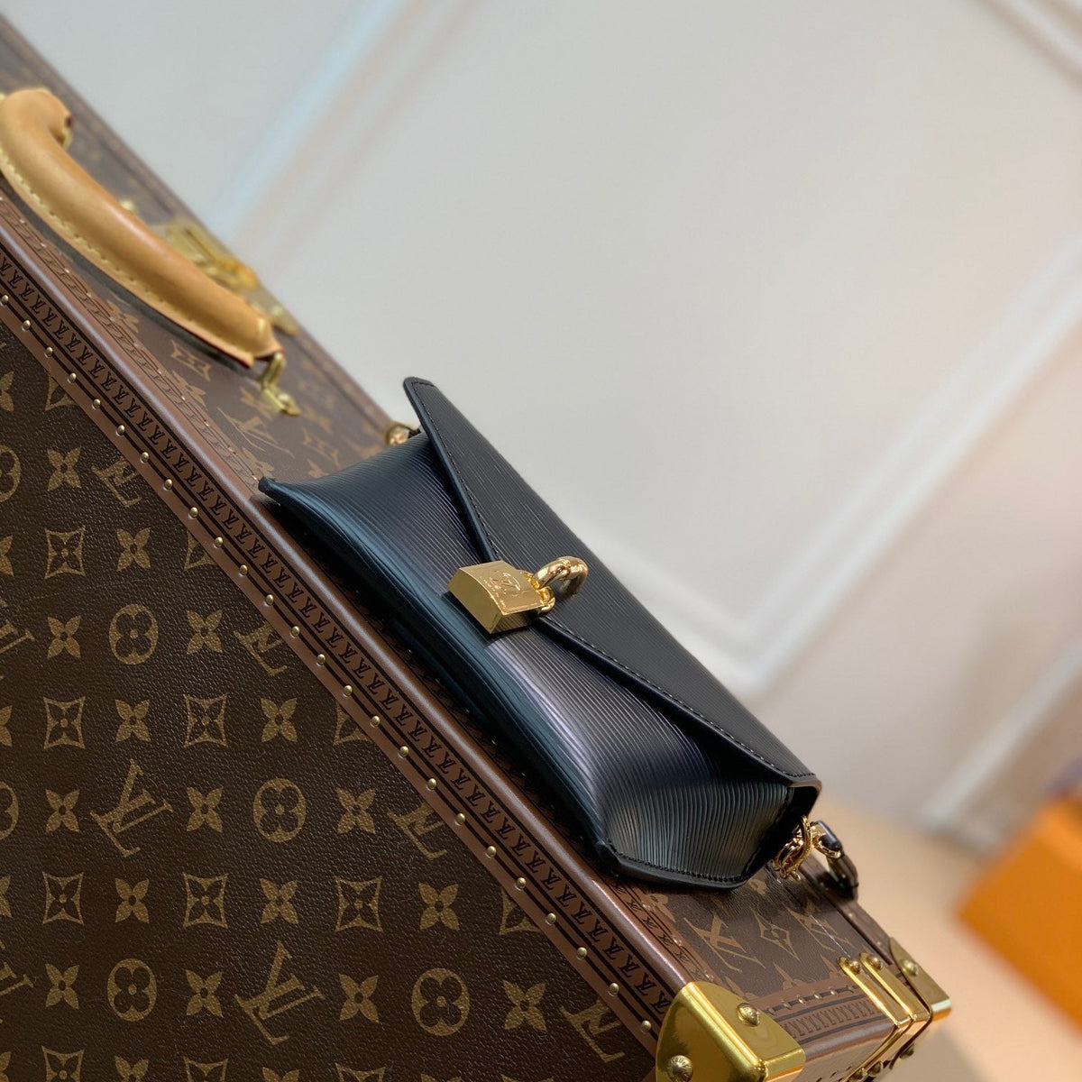 LOU PADLOCK ON STRAP BAG