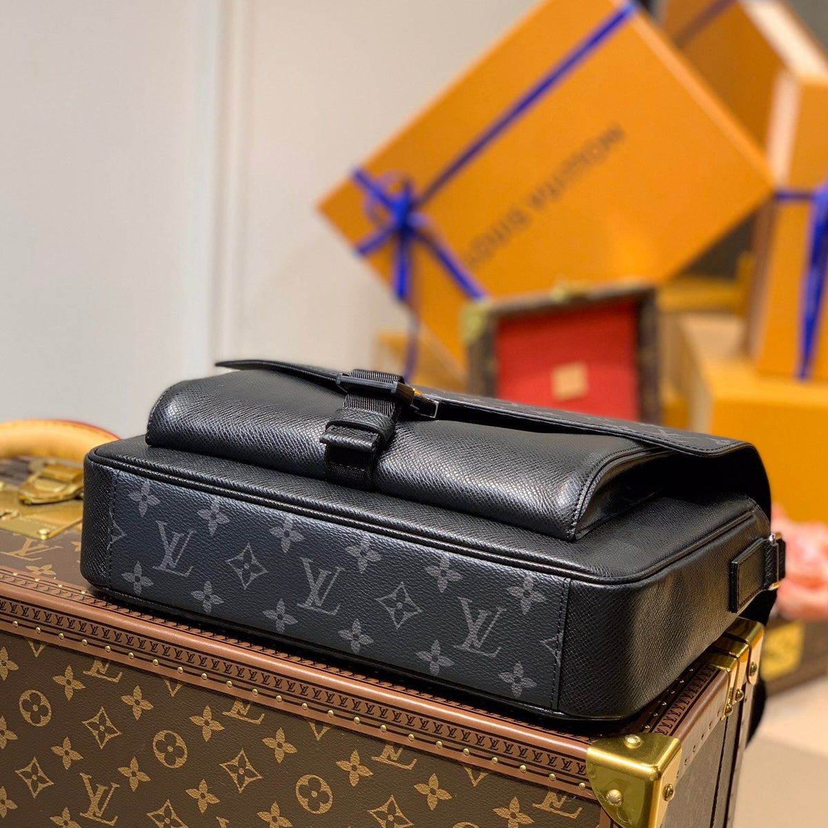 LOU MESSENGERAMA BAG