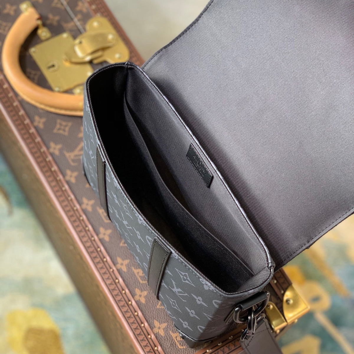 LOU TRUNK MESSENGER BAG