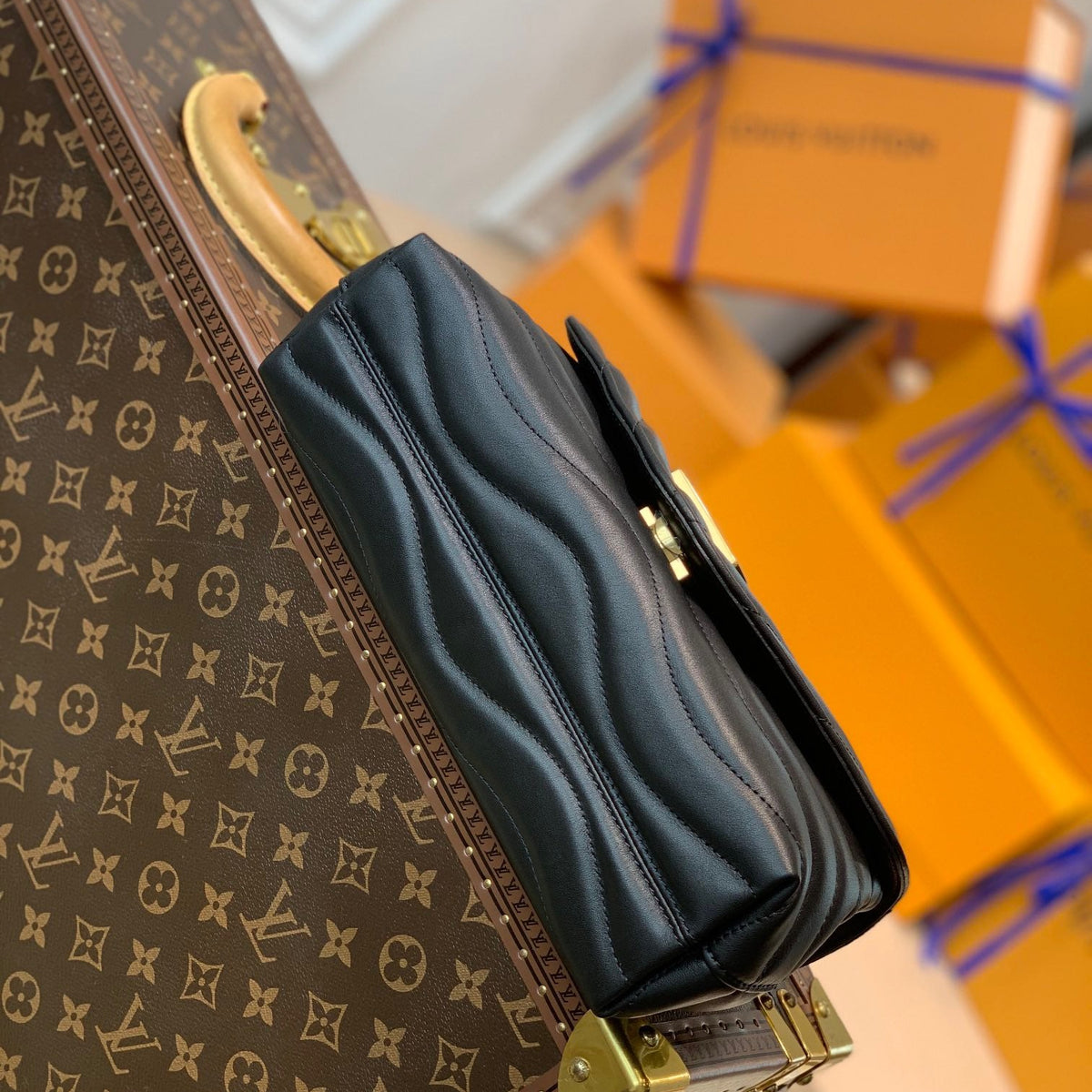 LOU NEW WAVE CHAIN BAG