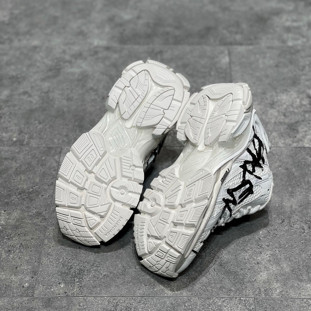 BAL RUNNER TRAINERS