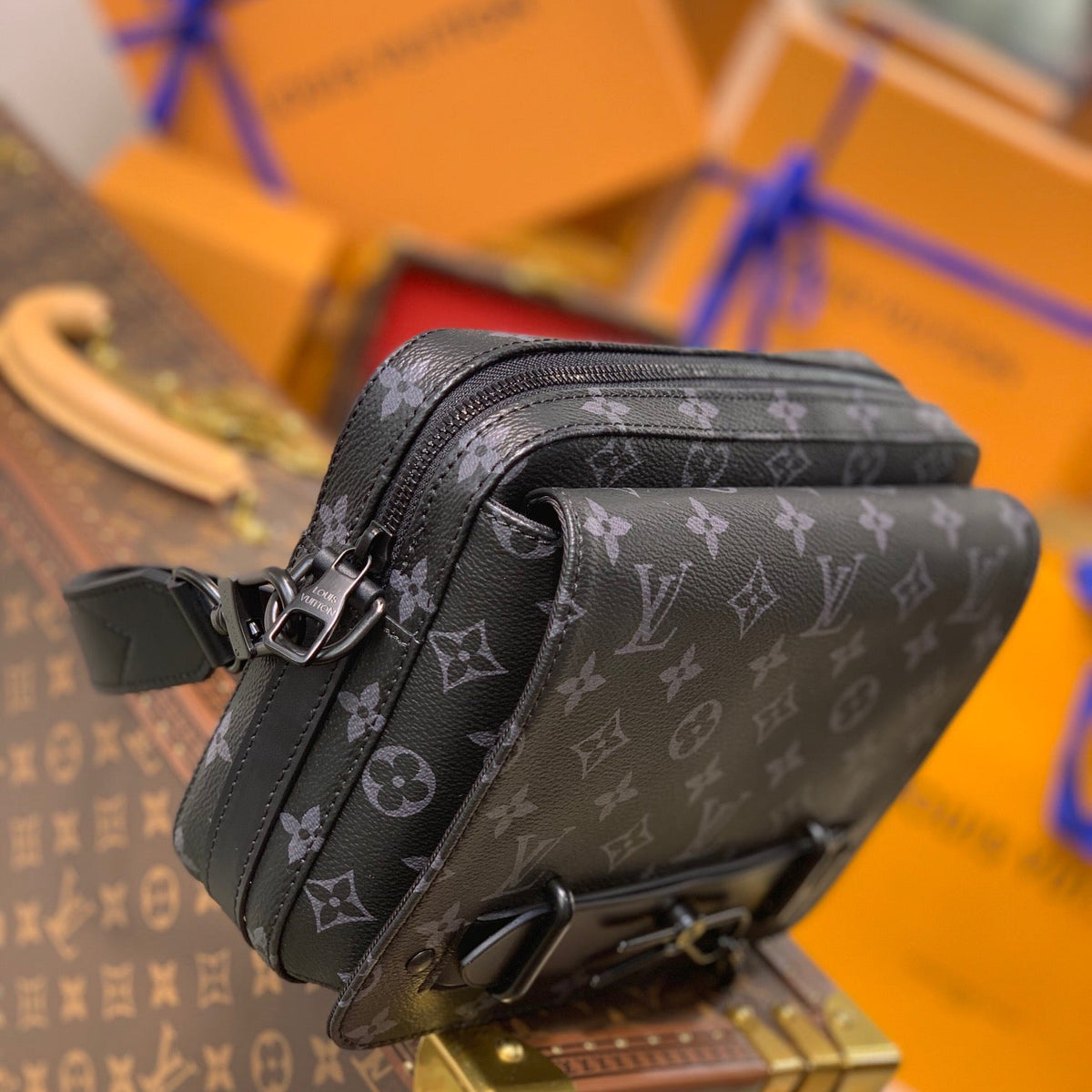 LOU STEAMER MESSENGER BAG
