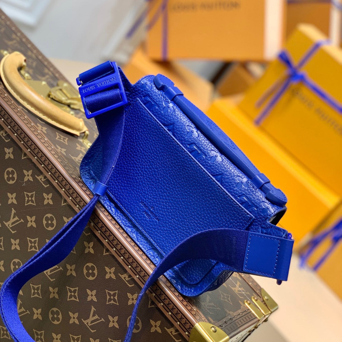 LOU S LOCK SLING BAG