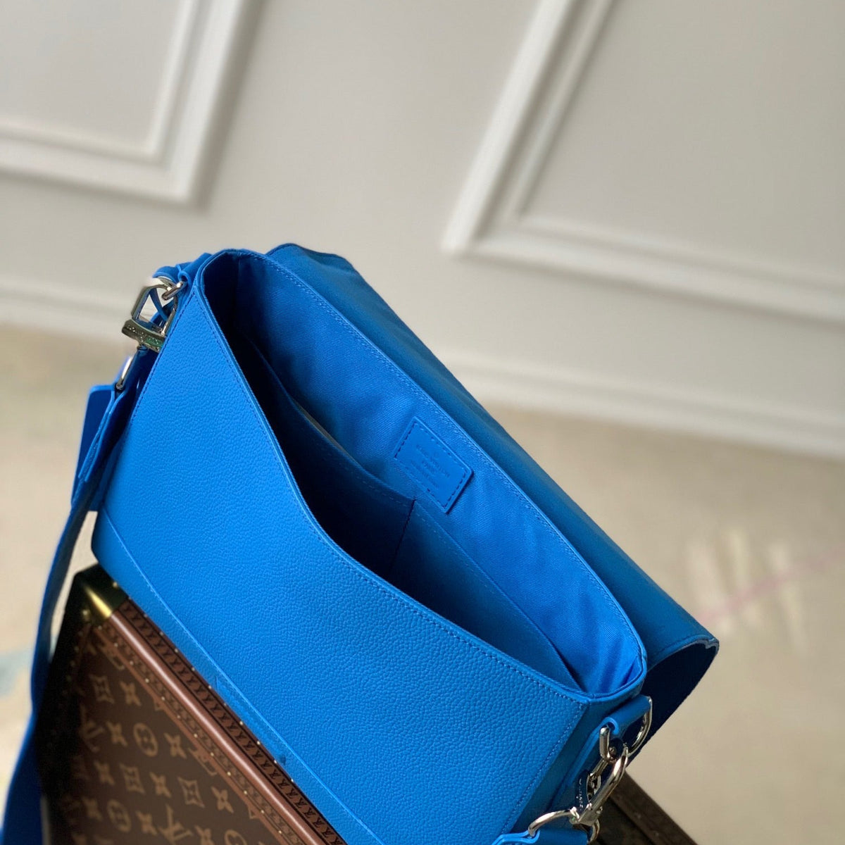 LOU TAKEOFF MESSENGER BAG