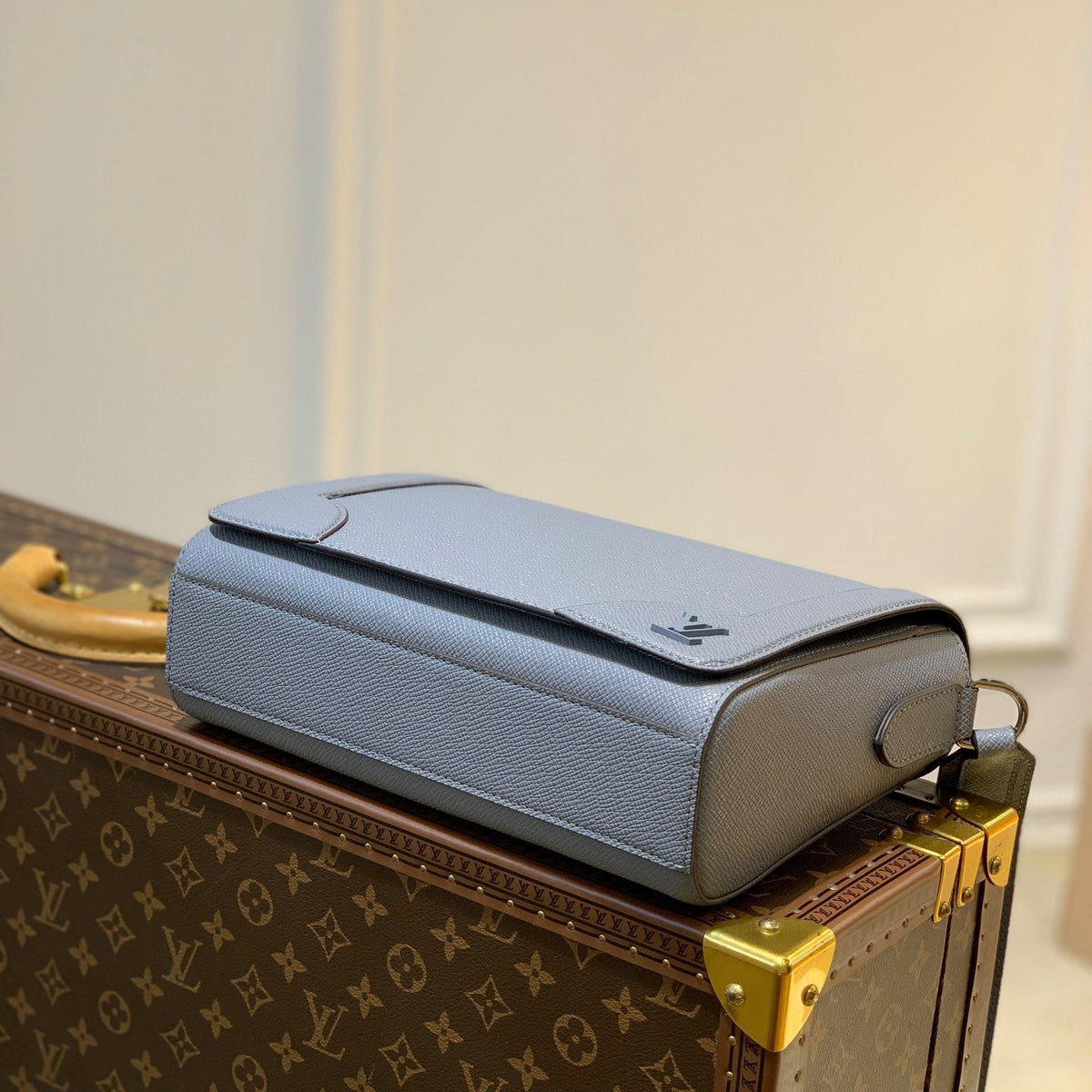LOU NEW FLAP MESSENGER BAG