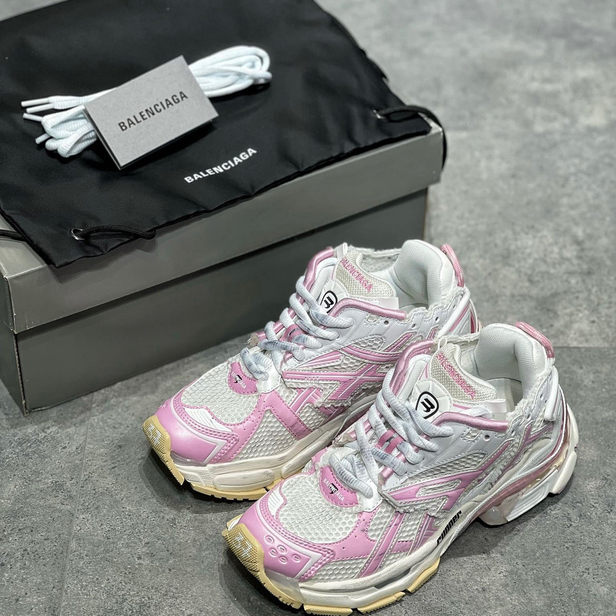 BAL RUNNER TRAINERS