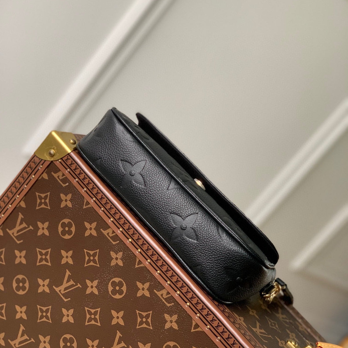LOU IVY WALLET ON CHAIN BAG