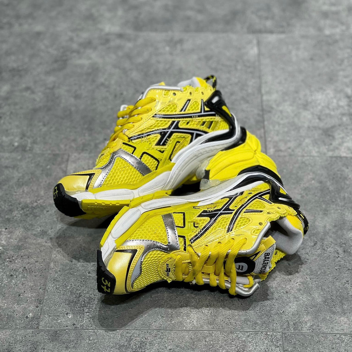 BAL RUNNER TRAINERS