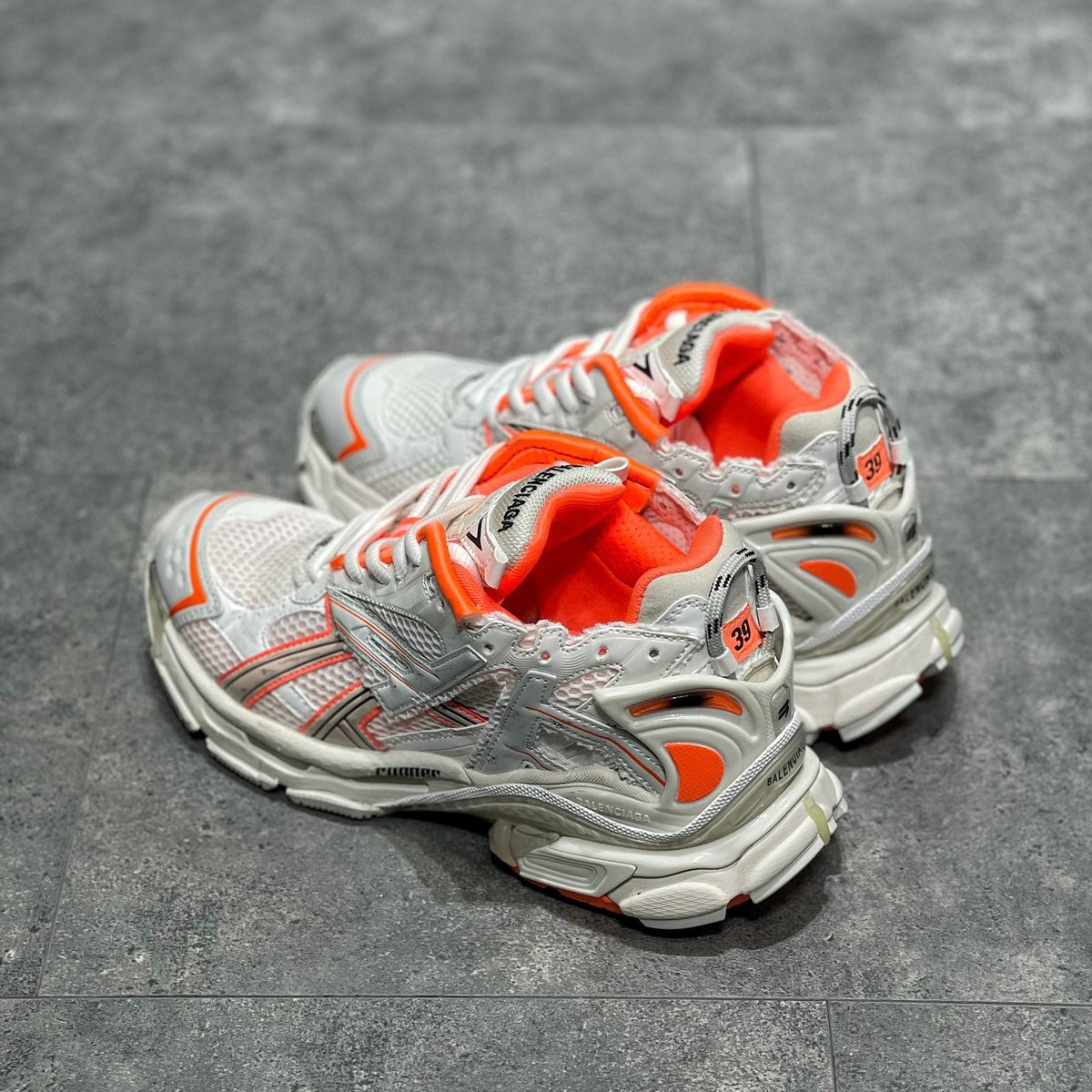 BAL RUNNER TRAINERS