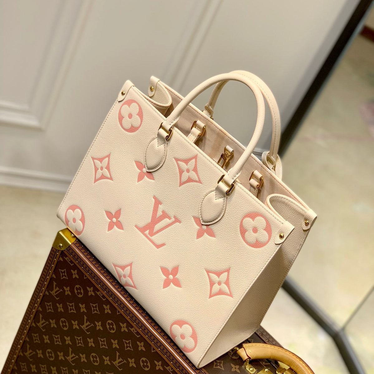 LOU ONTHEGO PM TOTE BAG