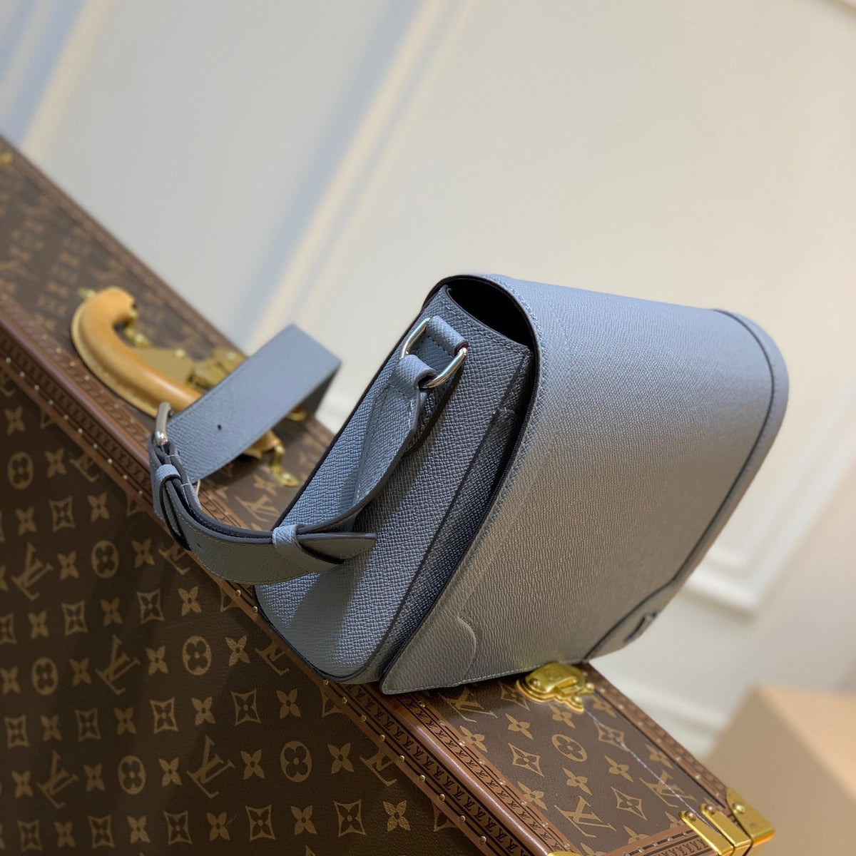 LOU NEW FLAP MESSENGER BAG