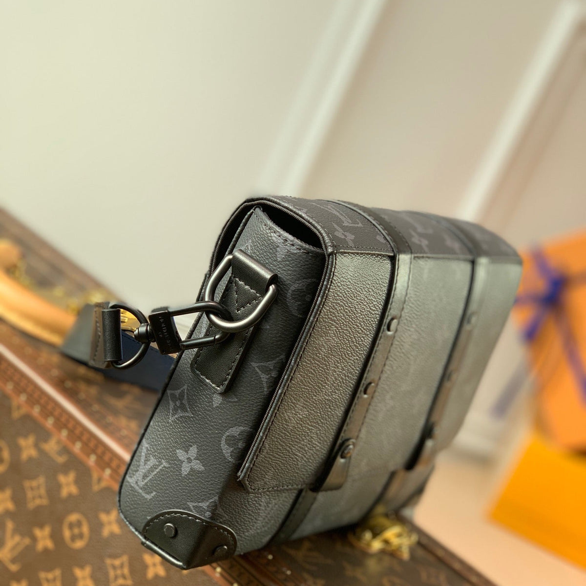LOU TRUNK MESSENGER BAG