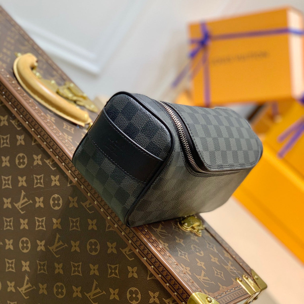 LOU TOILETRY POUCH