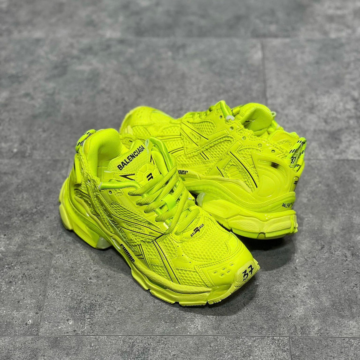 BAL RUNNER TRAINERS