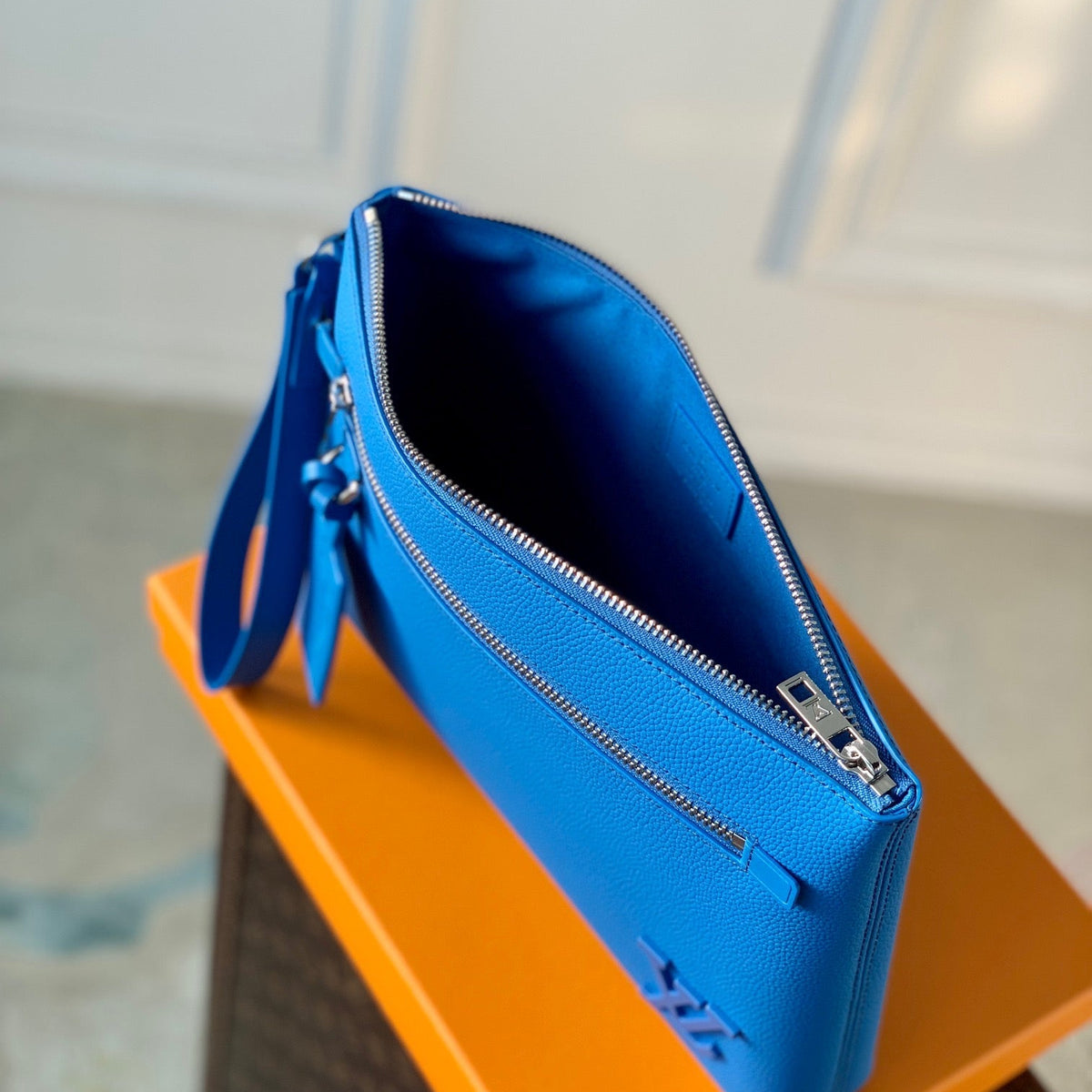 LOU TAKEOFF POUCH