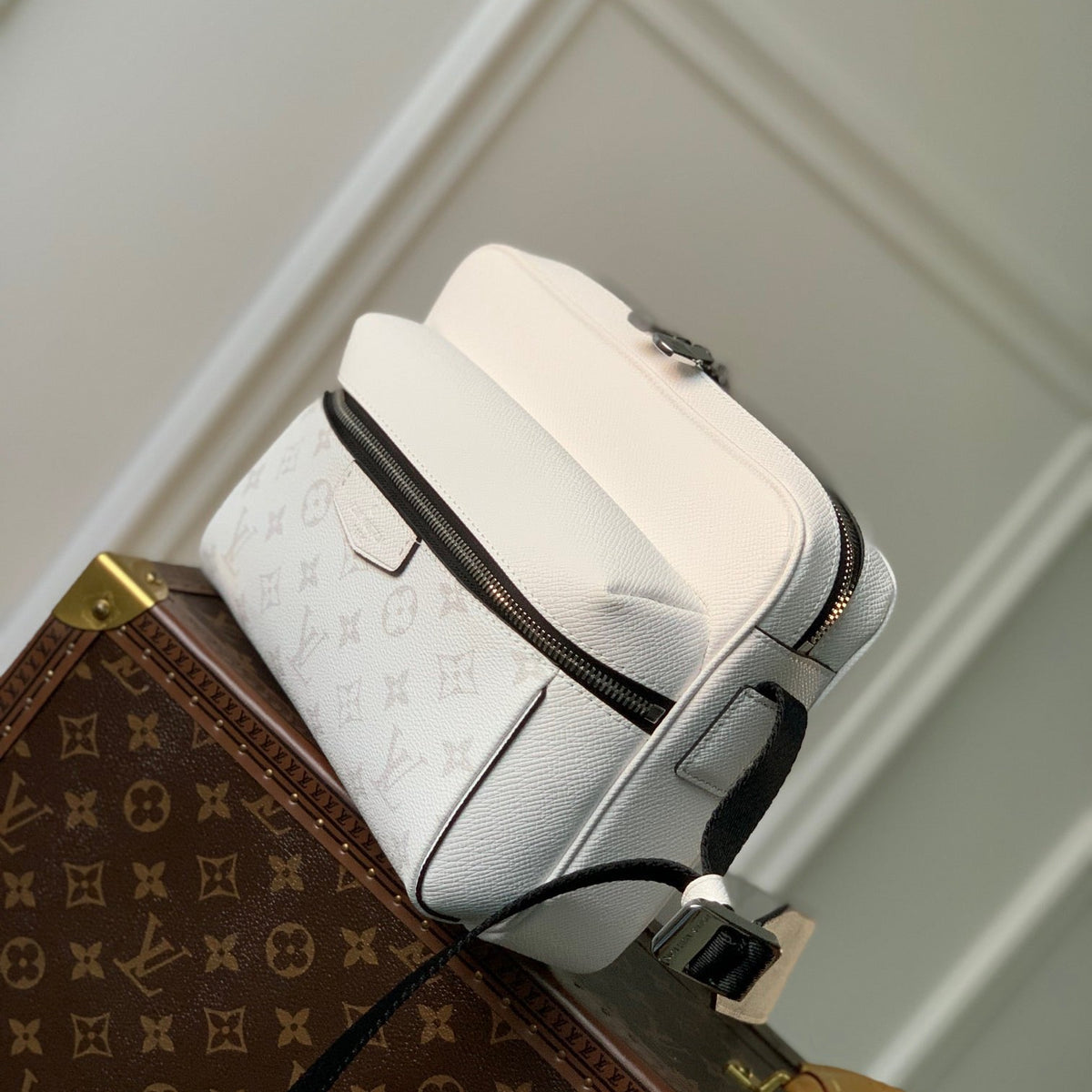 LOU OUTDOOR MESSENGER BAG