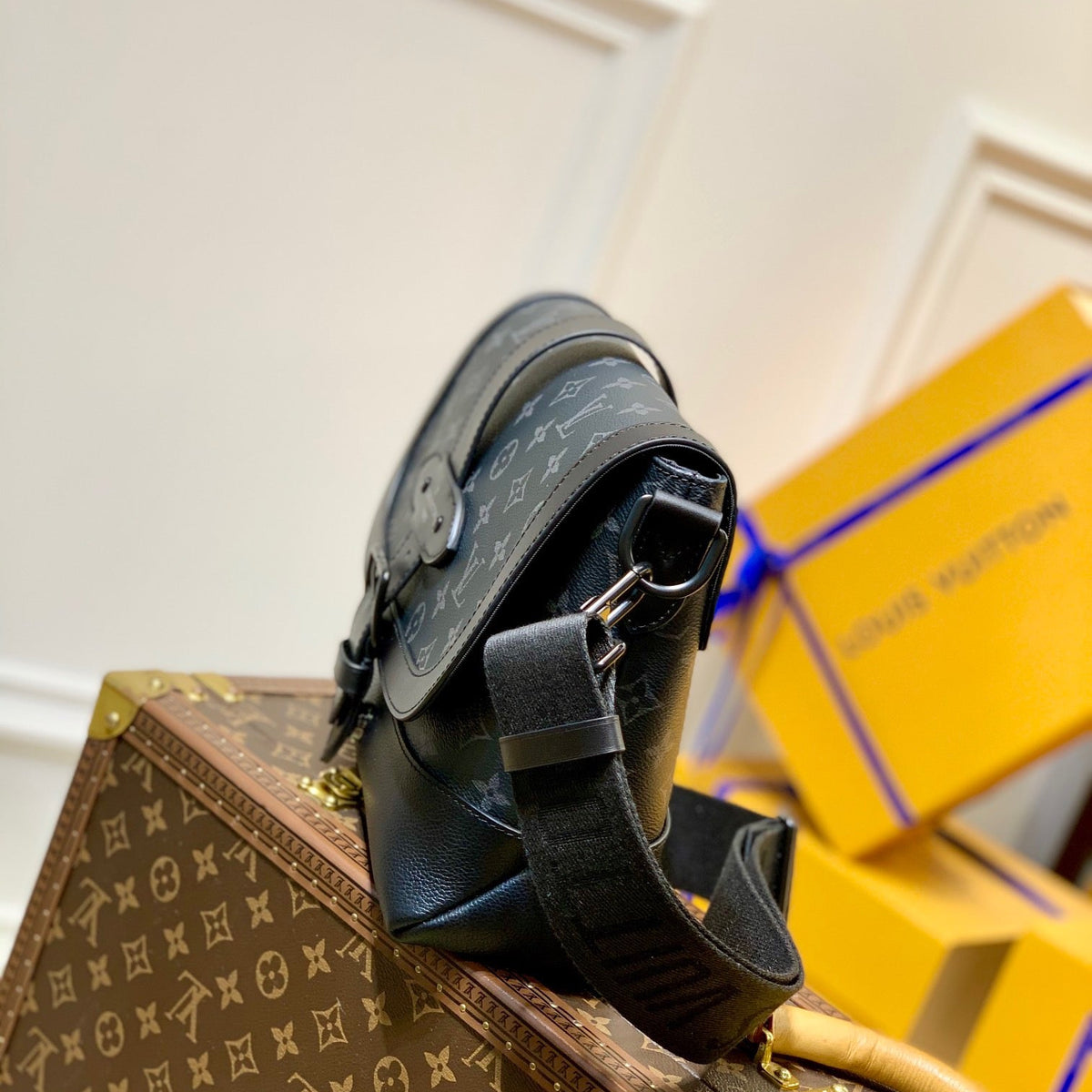 LOU SAUMUR MESSENGER BAG