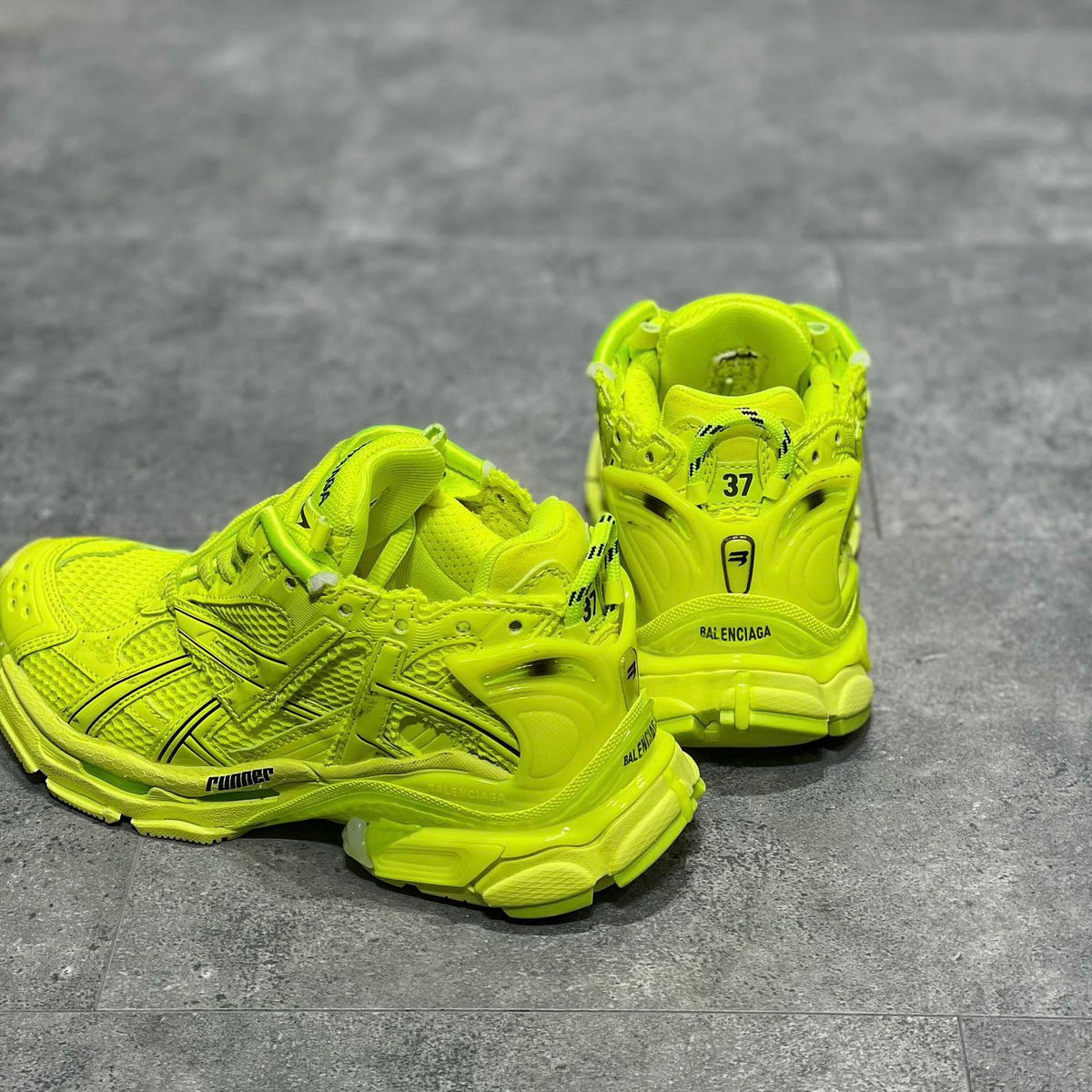 BAL RUNNER TRAINERS