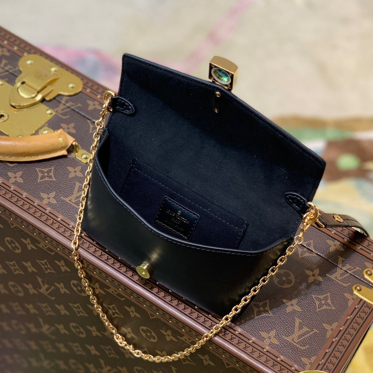 LOU PADLOCK ON STRAP BAG