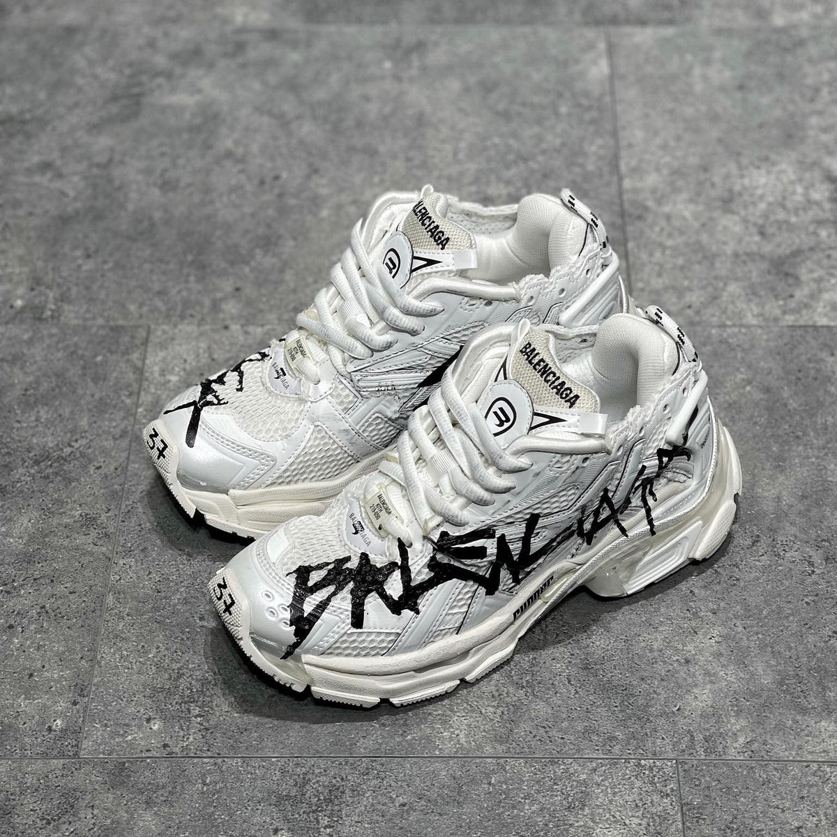 BAL RUNNER TRAINERS