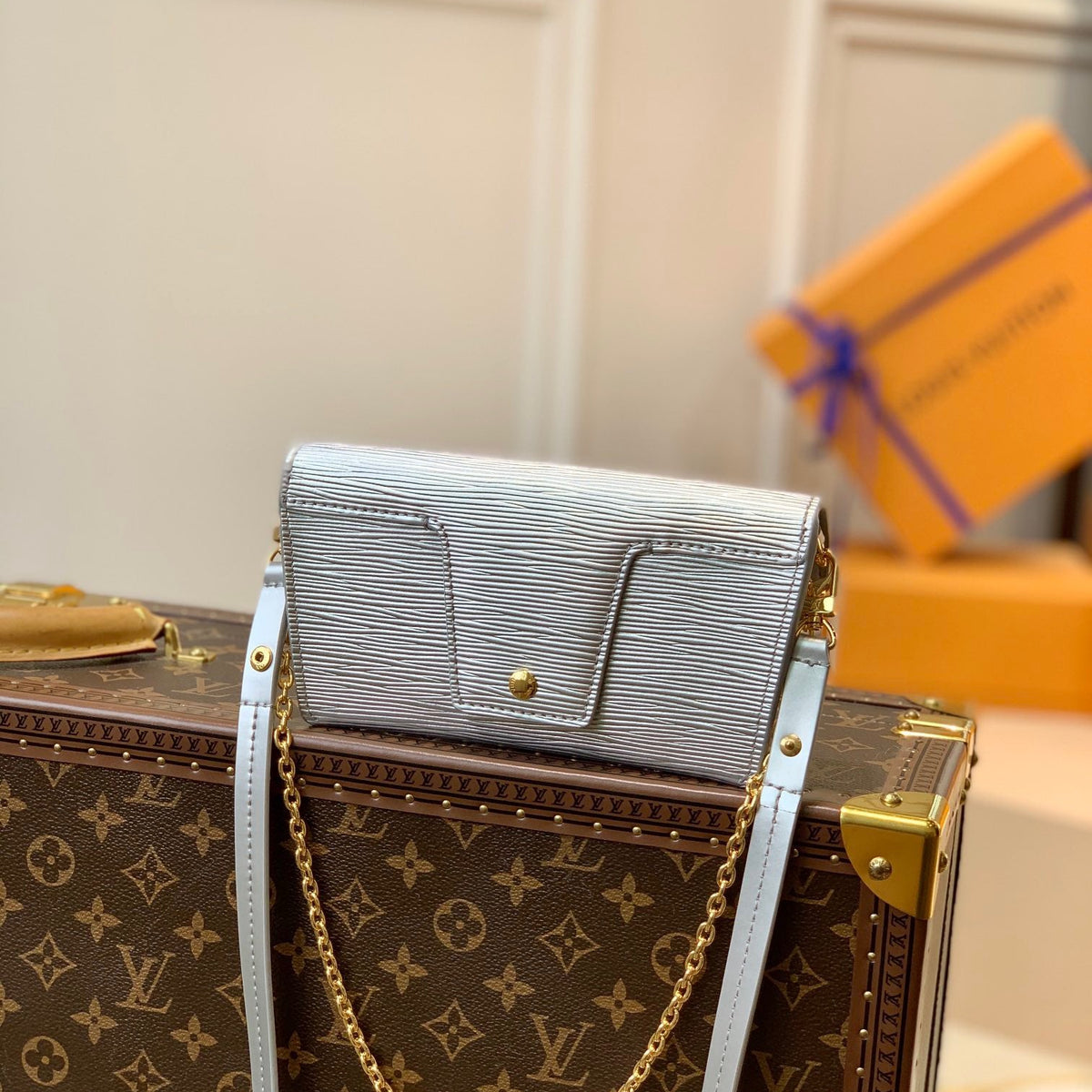 LOU PADLOCK ON STRAP BAG