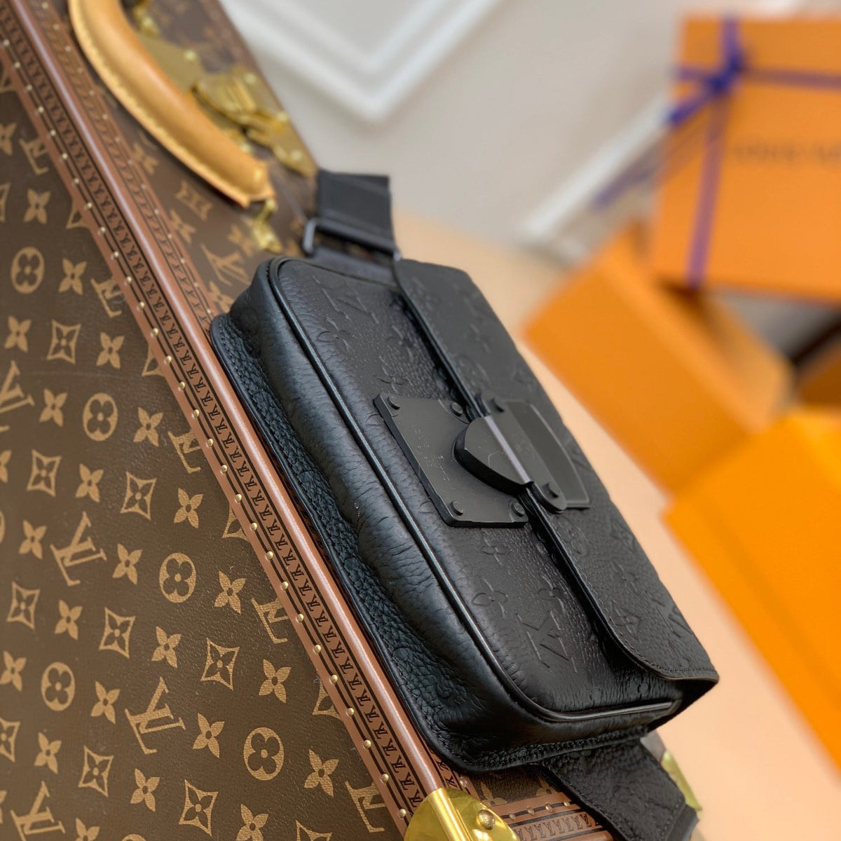 LOU S LOCK SLING BAG