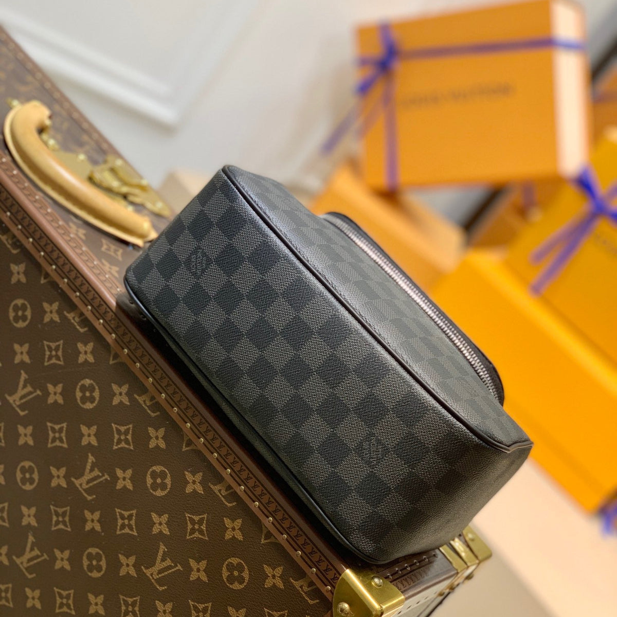 LOU TOILETRY POUCH