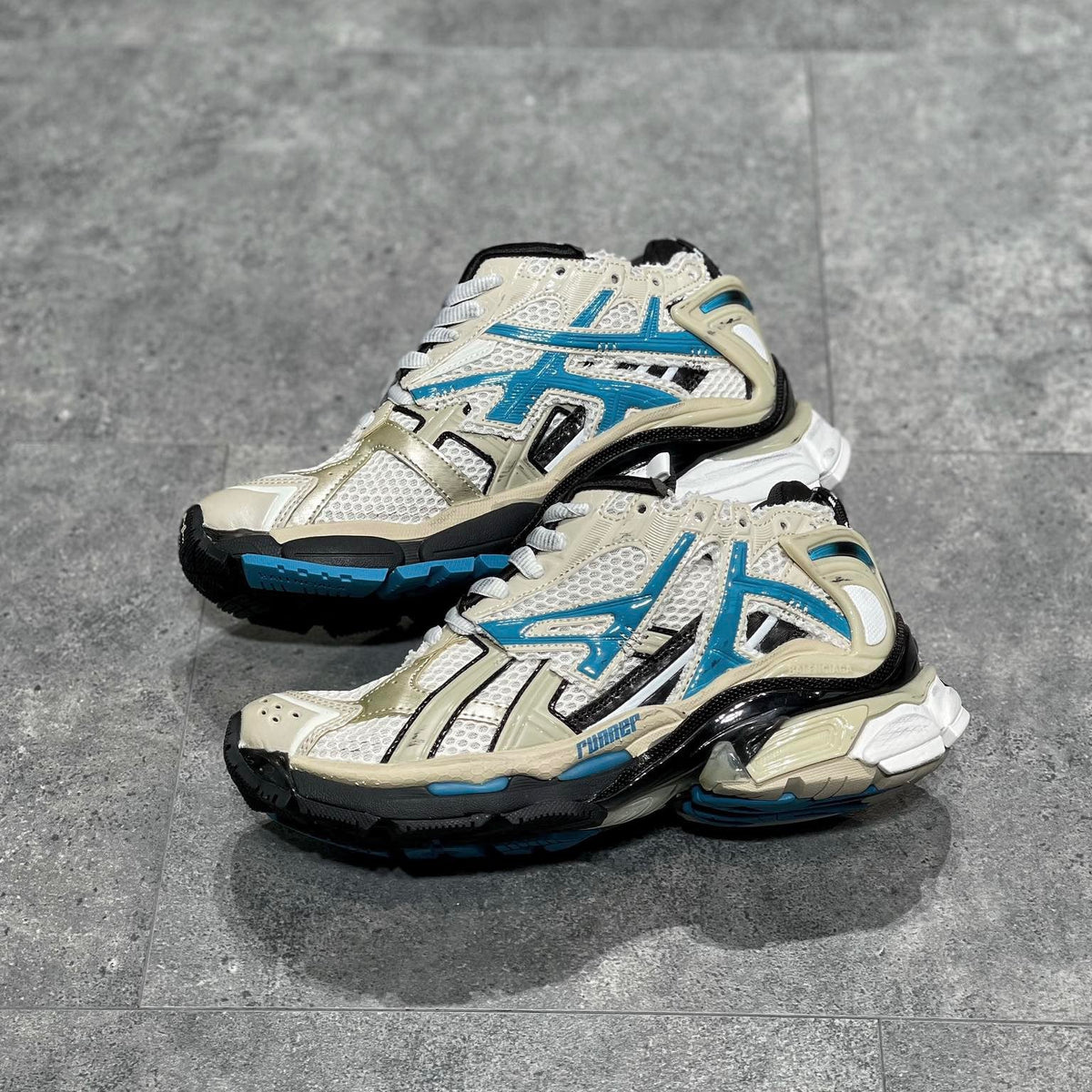 BAL RUNNER TRAINERS