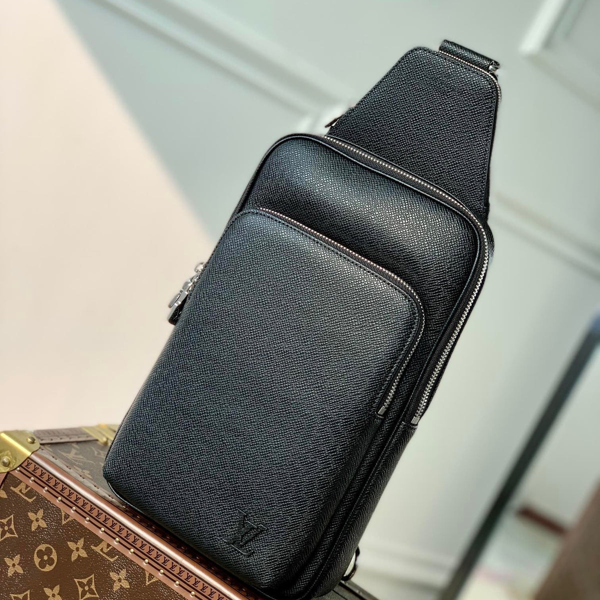 LOU AVENUE SLING BAG