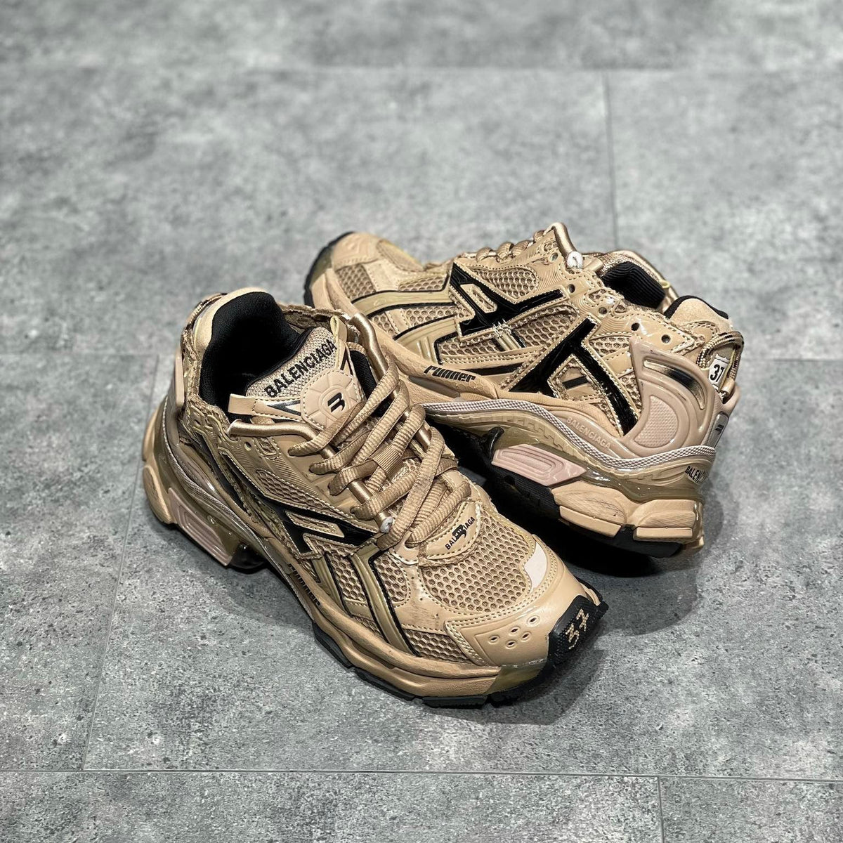 BAL RUNNER TRAINERS