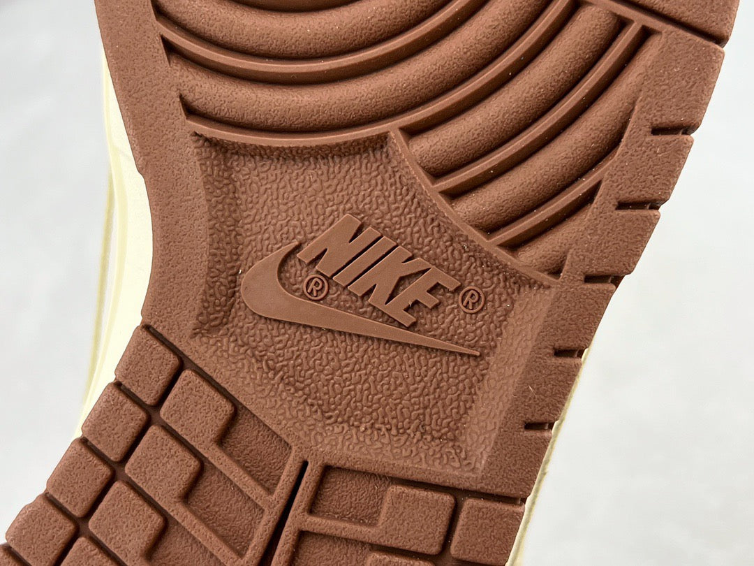 DUNK LOW MEDIUM CURRY