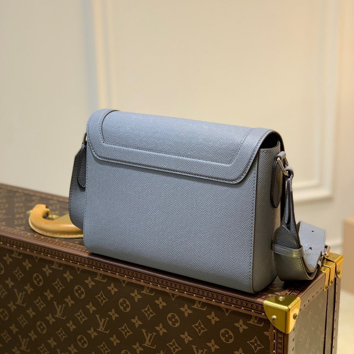 LOU NEW FLAP MESSENGER BAG