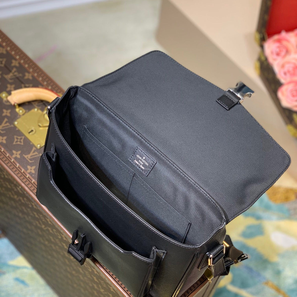 LOU MESSENGERAMA BAG