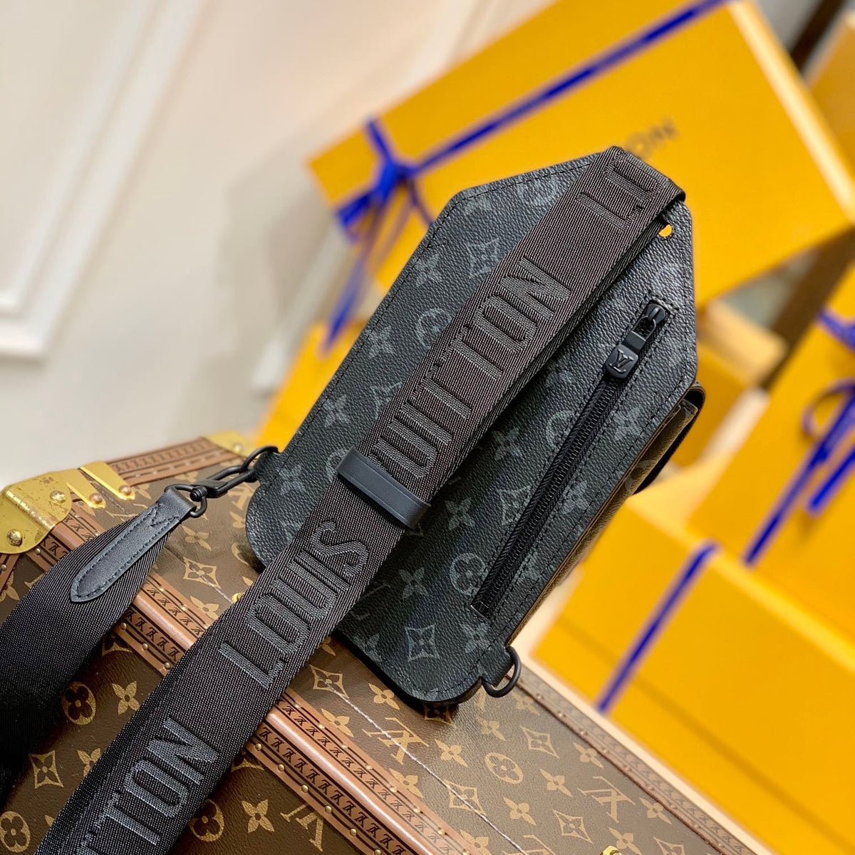 LOU SAUMUR SLINGBAG