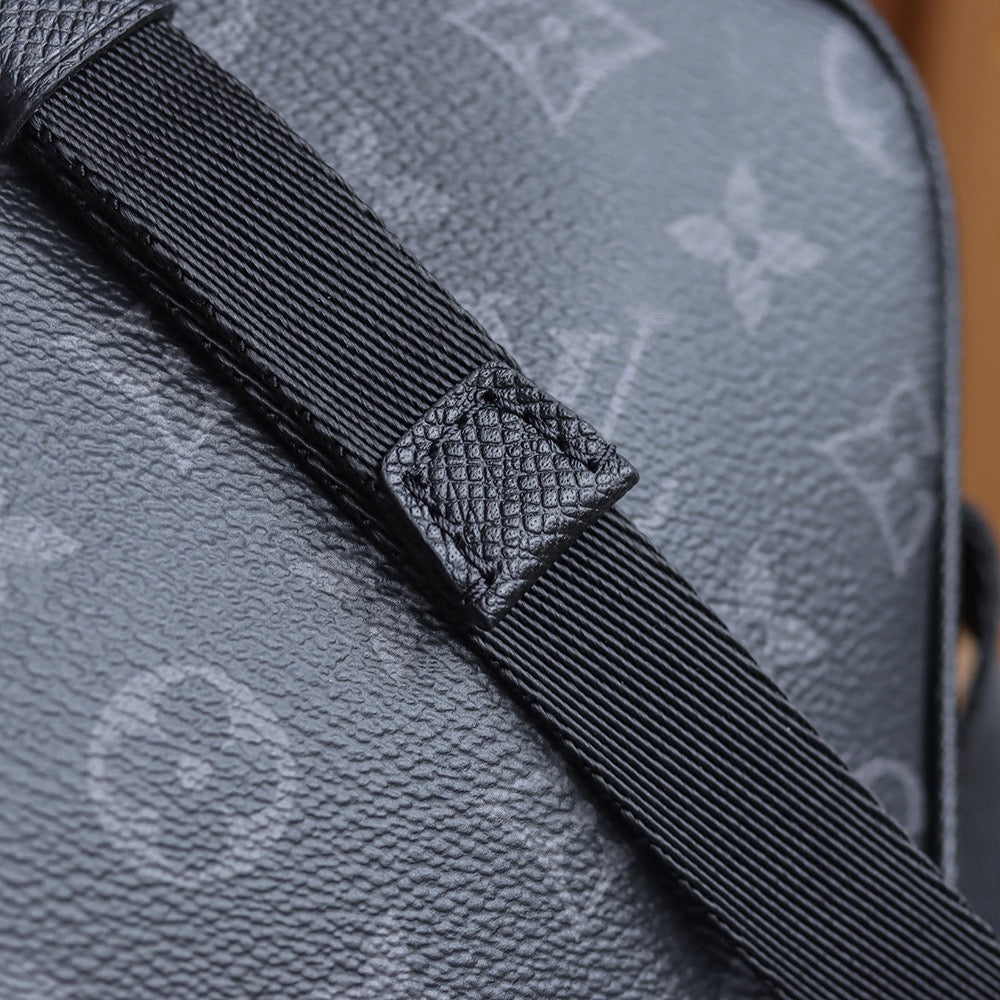 LOU OUTDOOR MESSENGER BAG