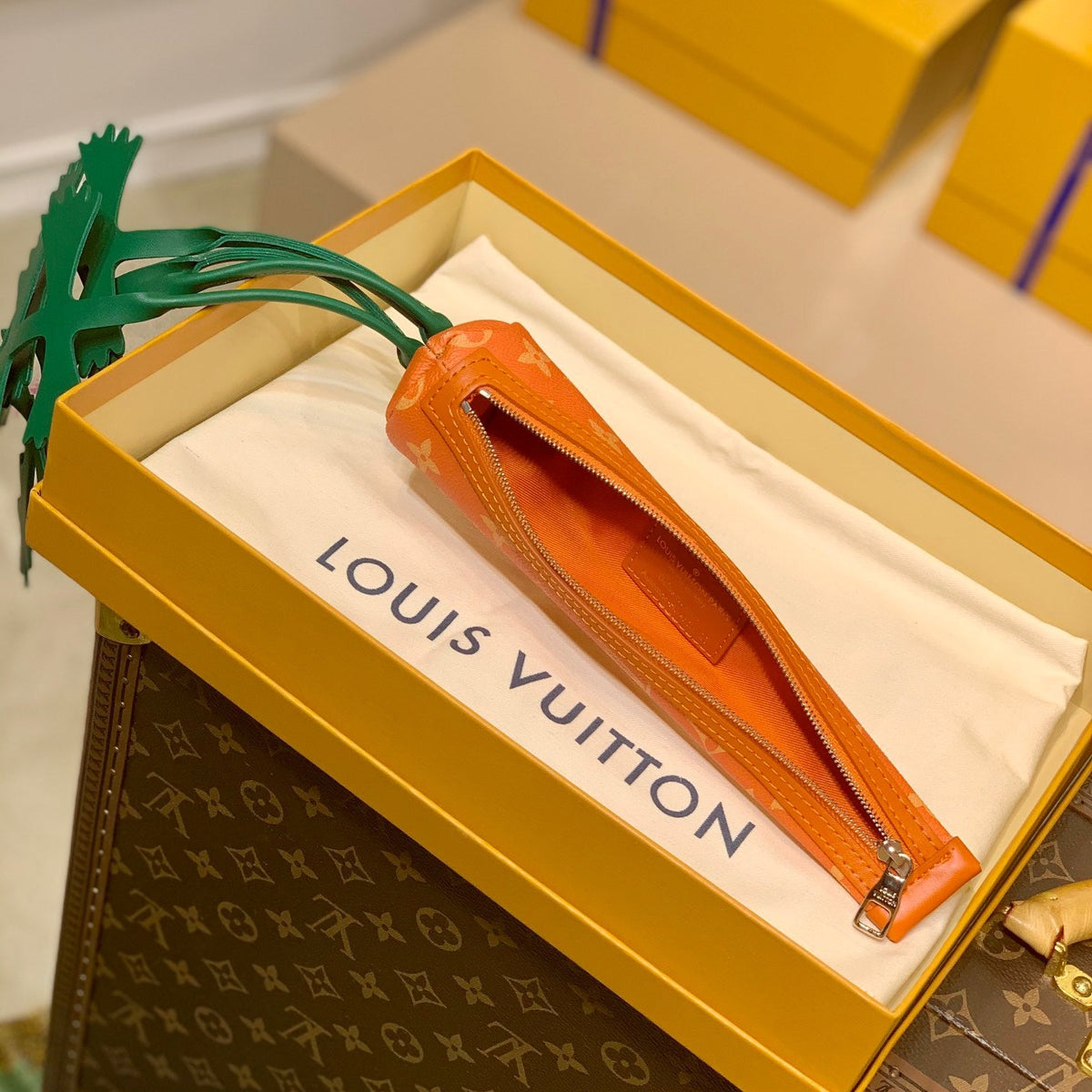 LOU CARROT POUCH