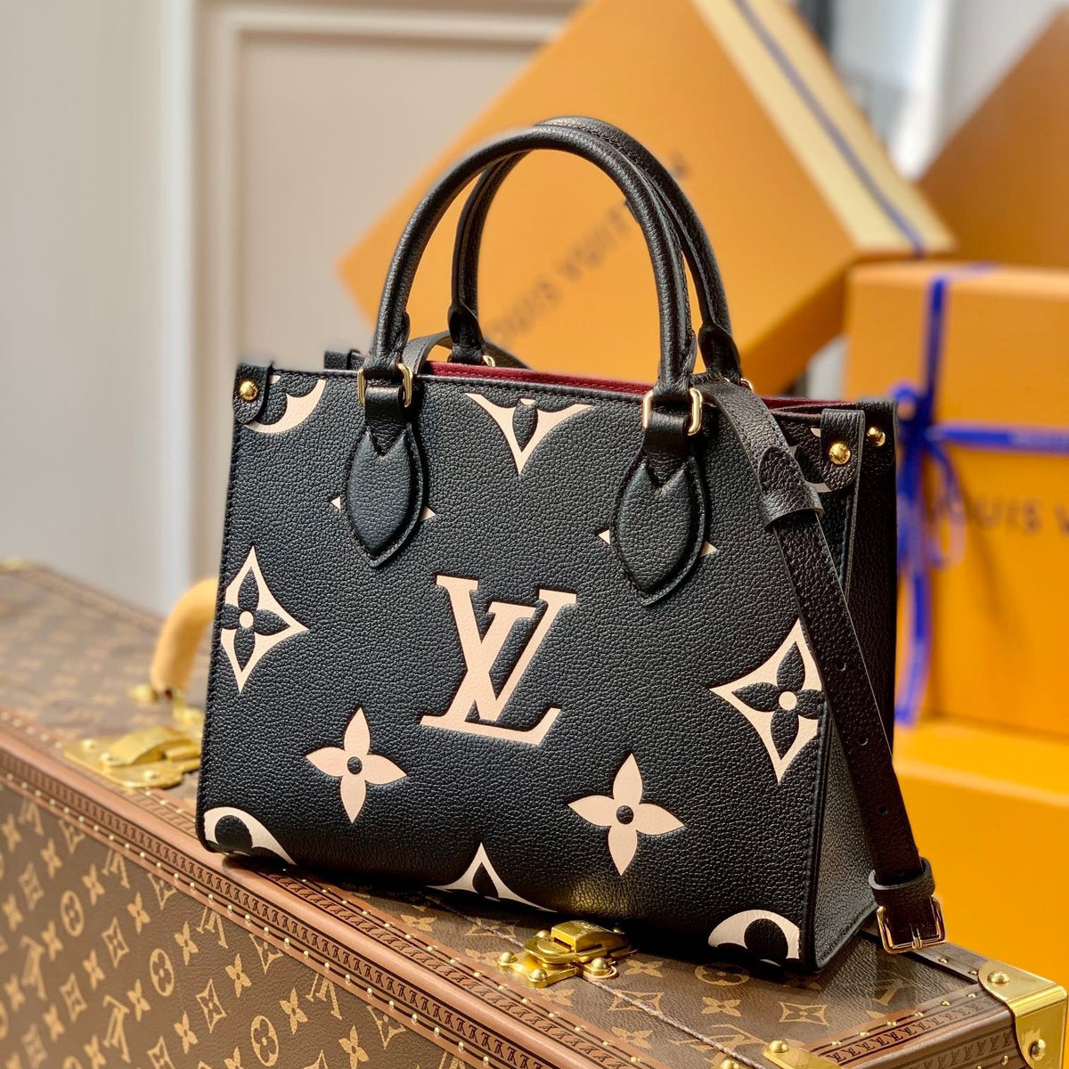 LOU ONTHEGO PM TOTE BAG
