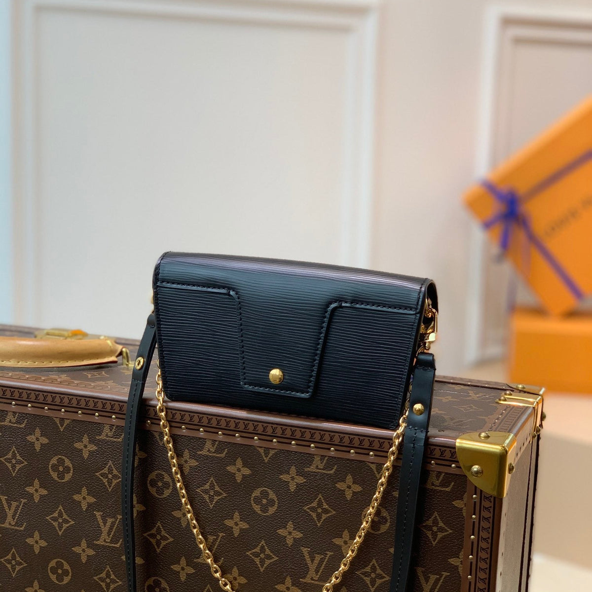 LOU PADLOCK ON STRAP BAG