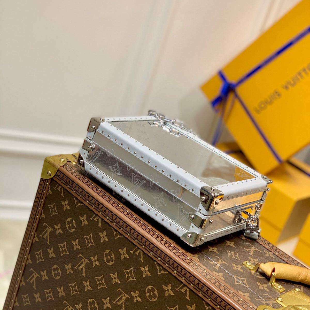 LOU SOFT TRUNK BAG