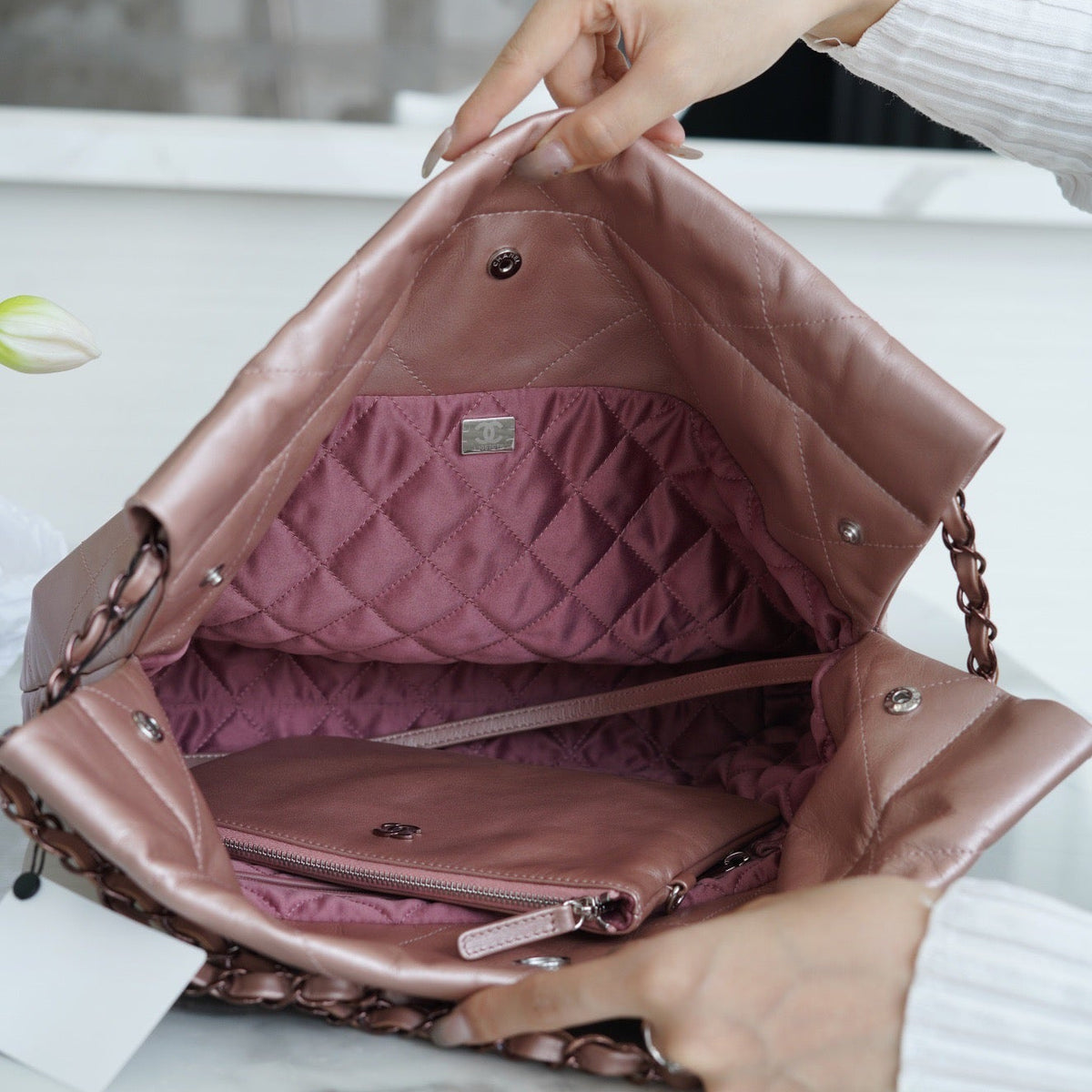CC 22 SMALL HANDBAG