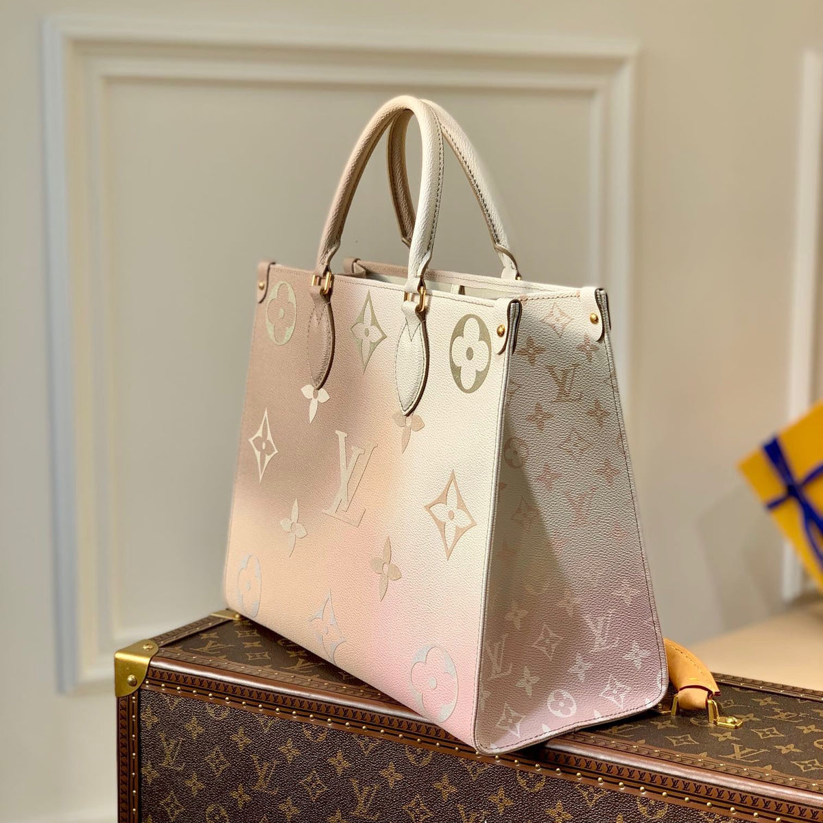 LOU ONTHEGO PM TOTE BAG