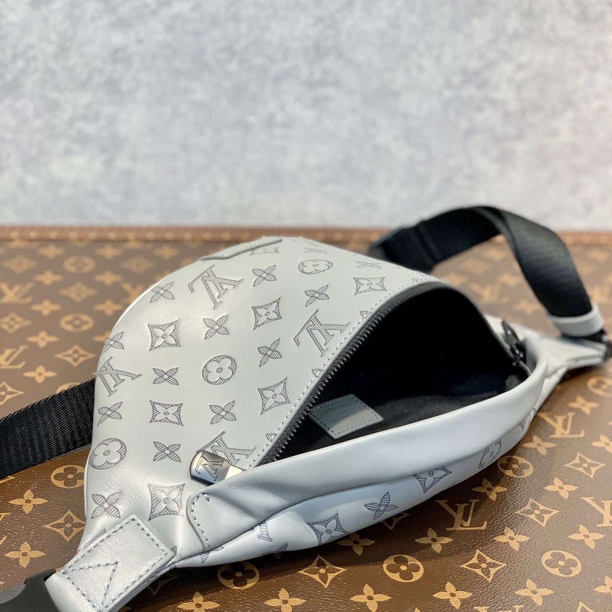 LOU DISCOVERY BUMBAG