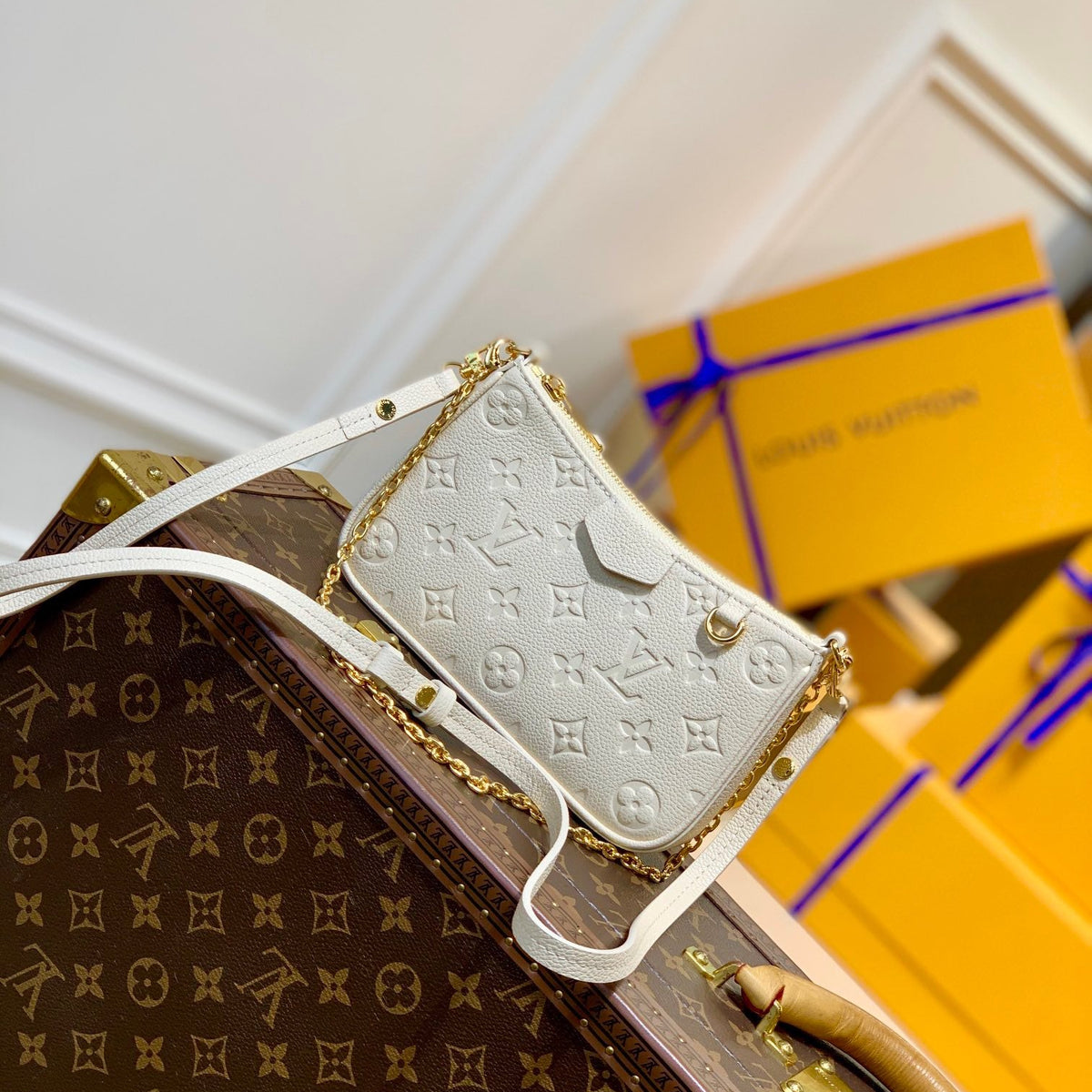 LOU EASY POUCH ON STRAP