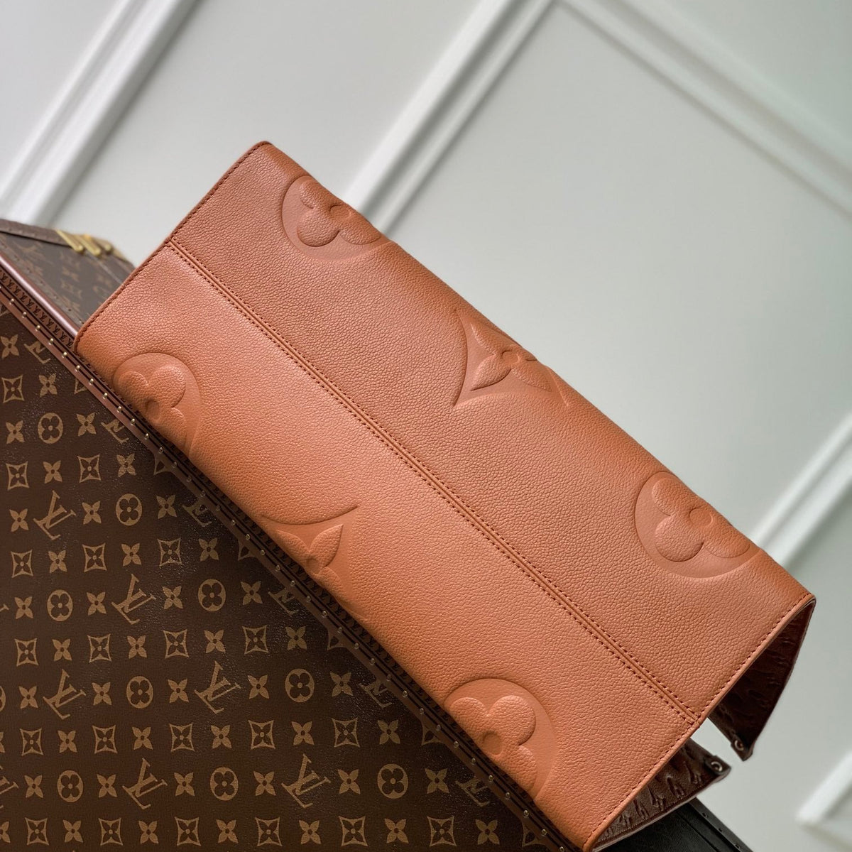 LOU ONTHEGO PM TOTE BAG