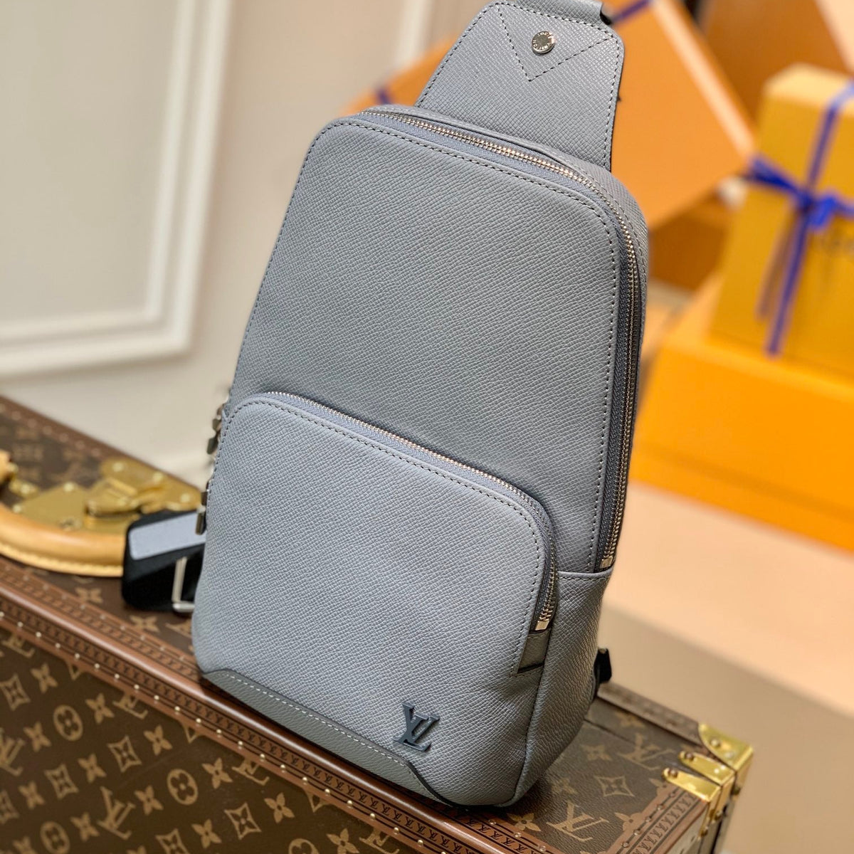 LOU AVENUE SLING BAG