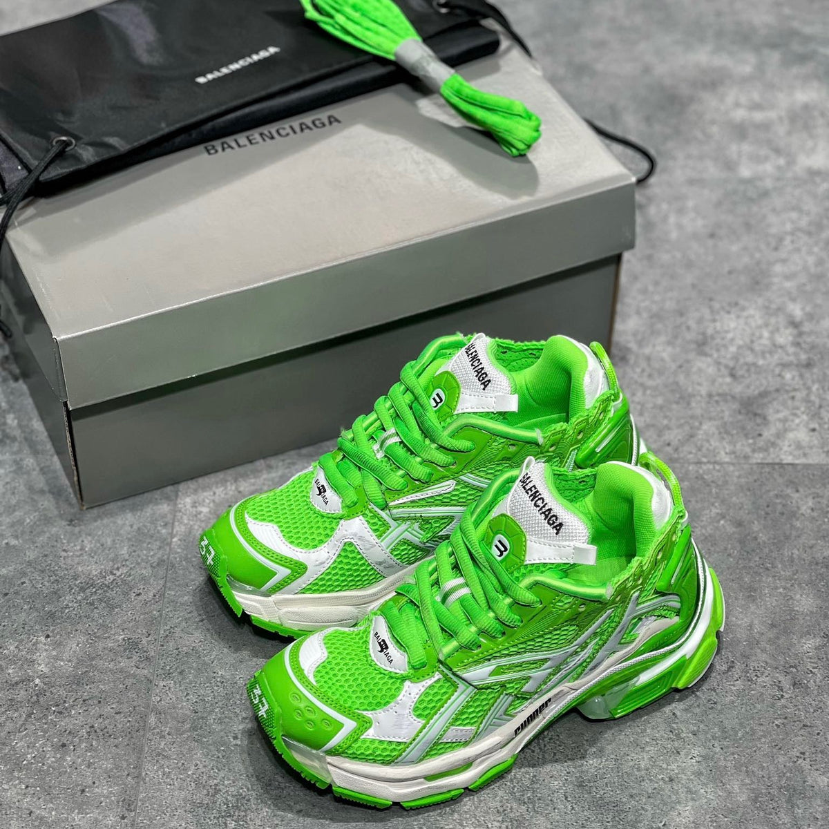 BAL RUNNER TRAINERS