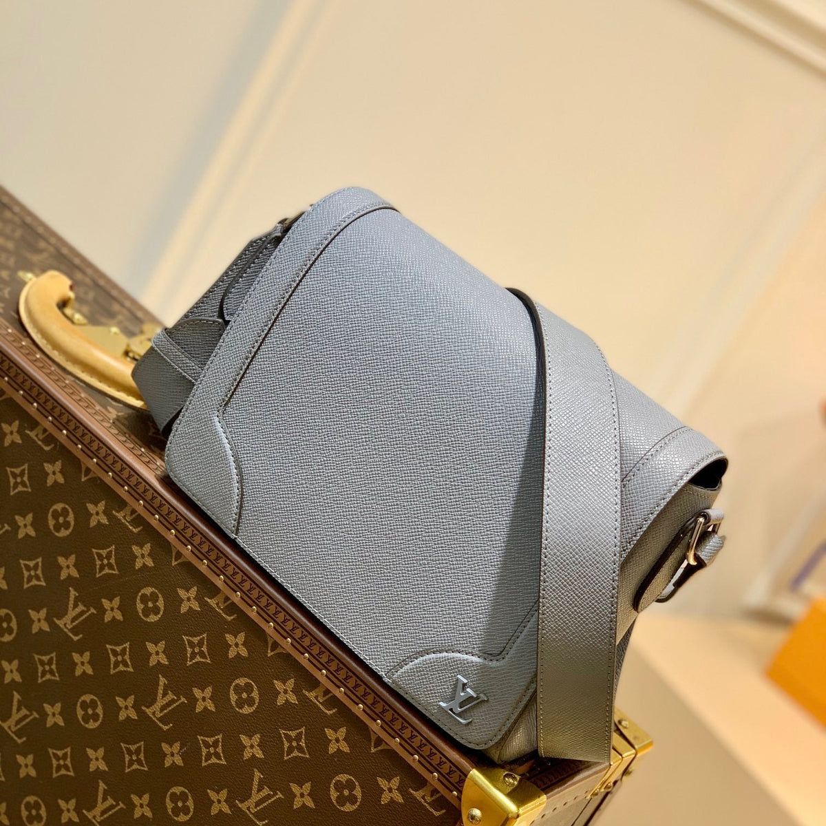 LOU NEW FLAP MESSENGER BAG