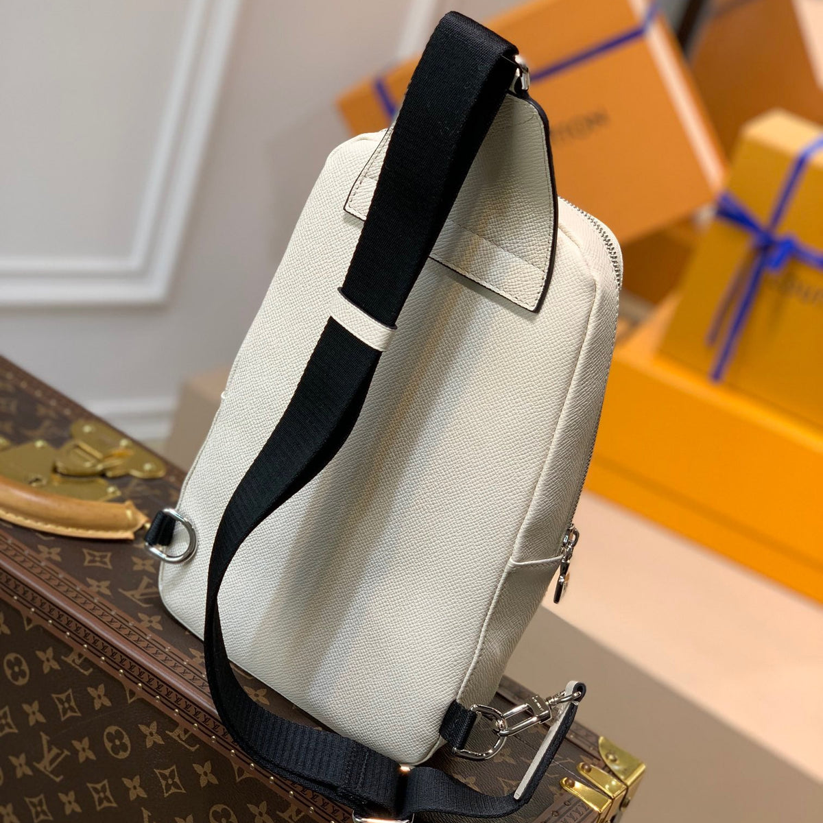 LOU AVENUE SLING BAG