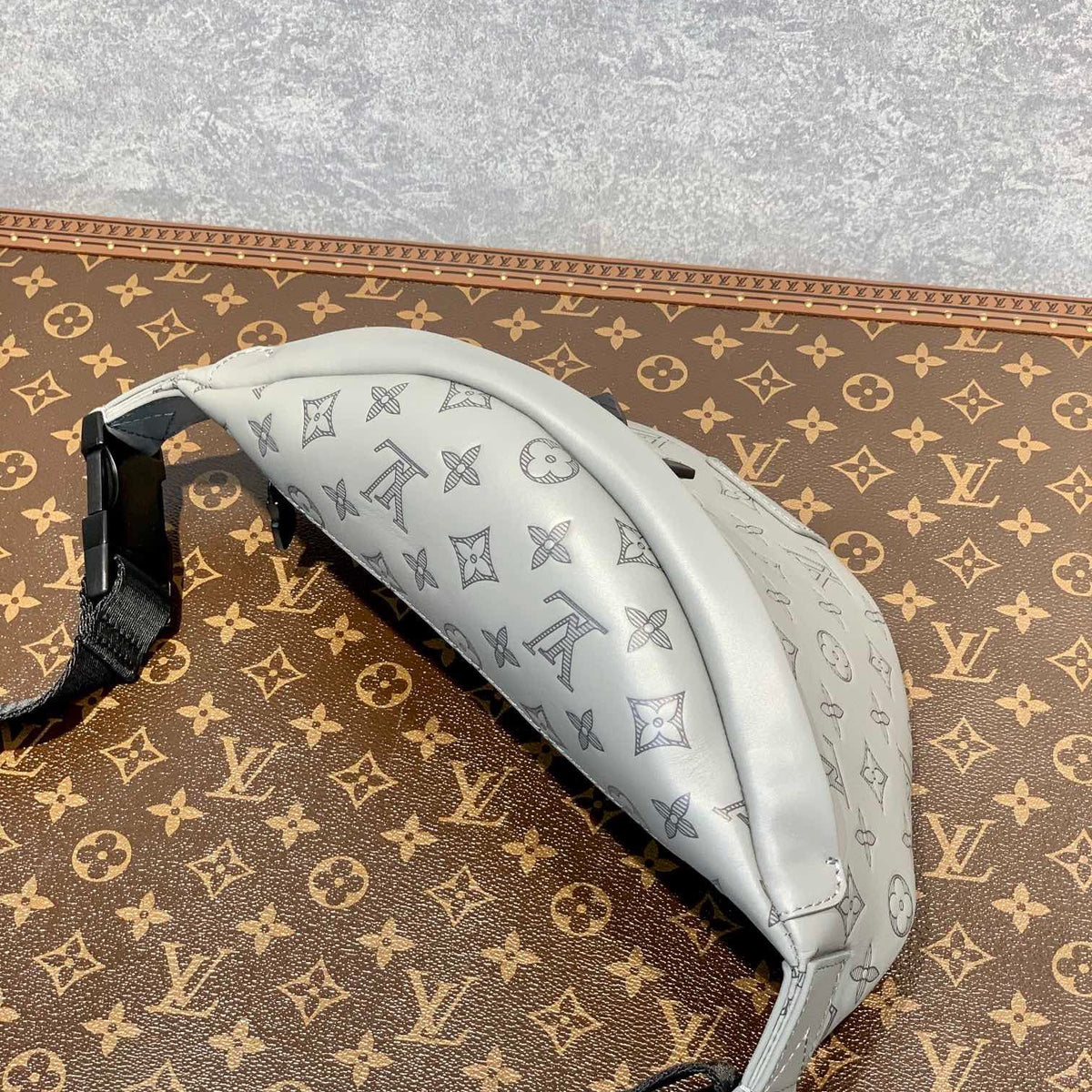 LOU DISCOVERY BUMBAG
