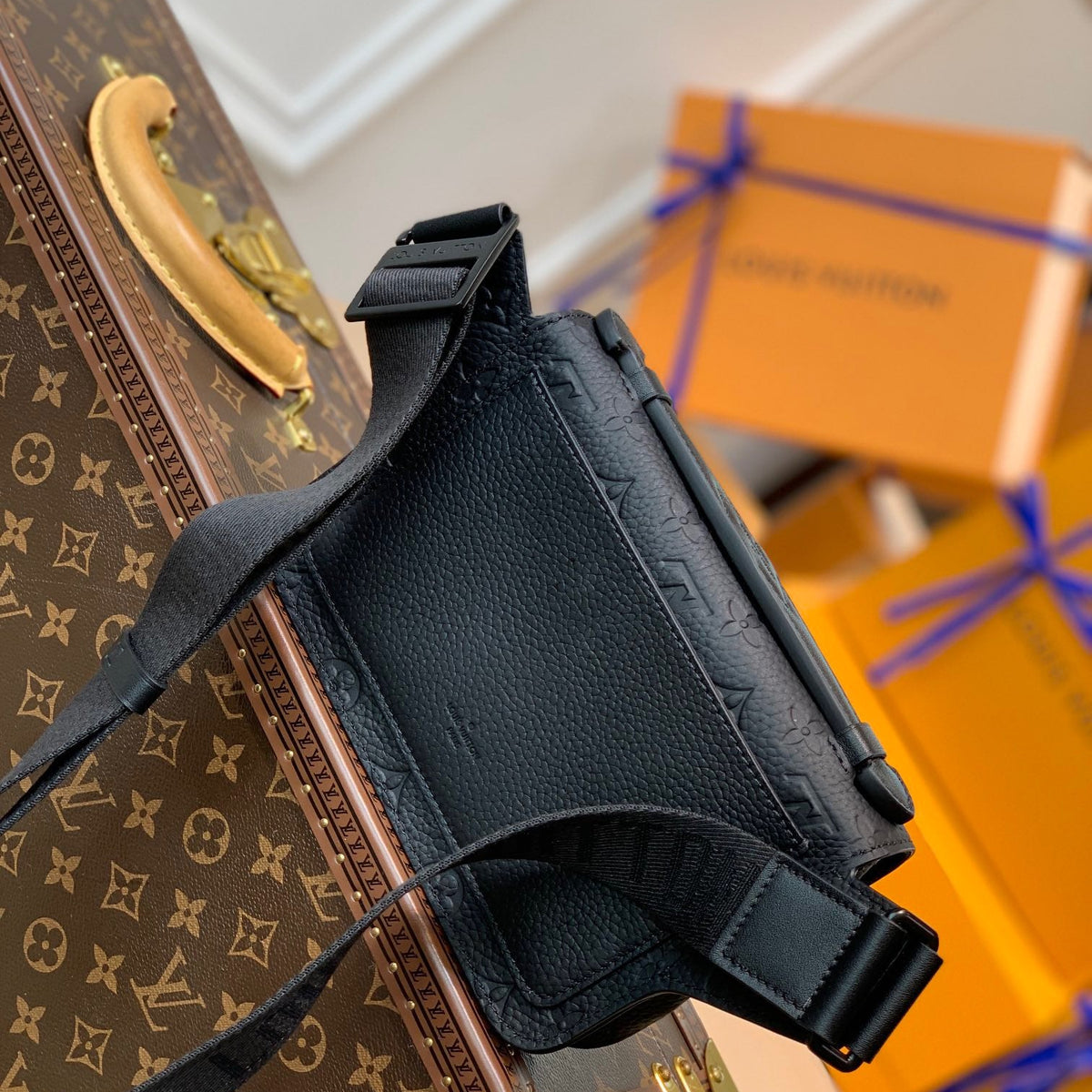 LOU S LOCK SLING BAG